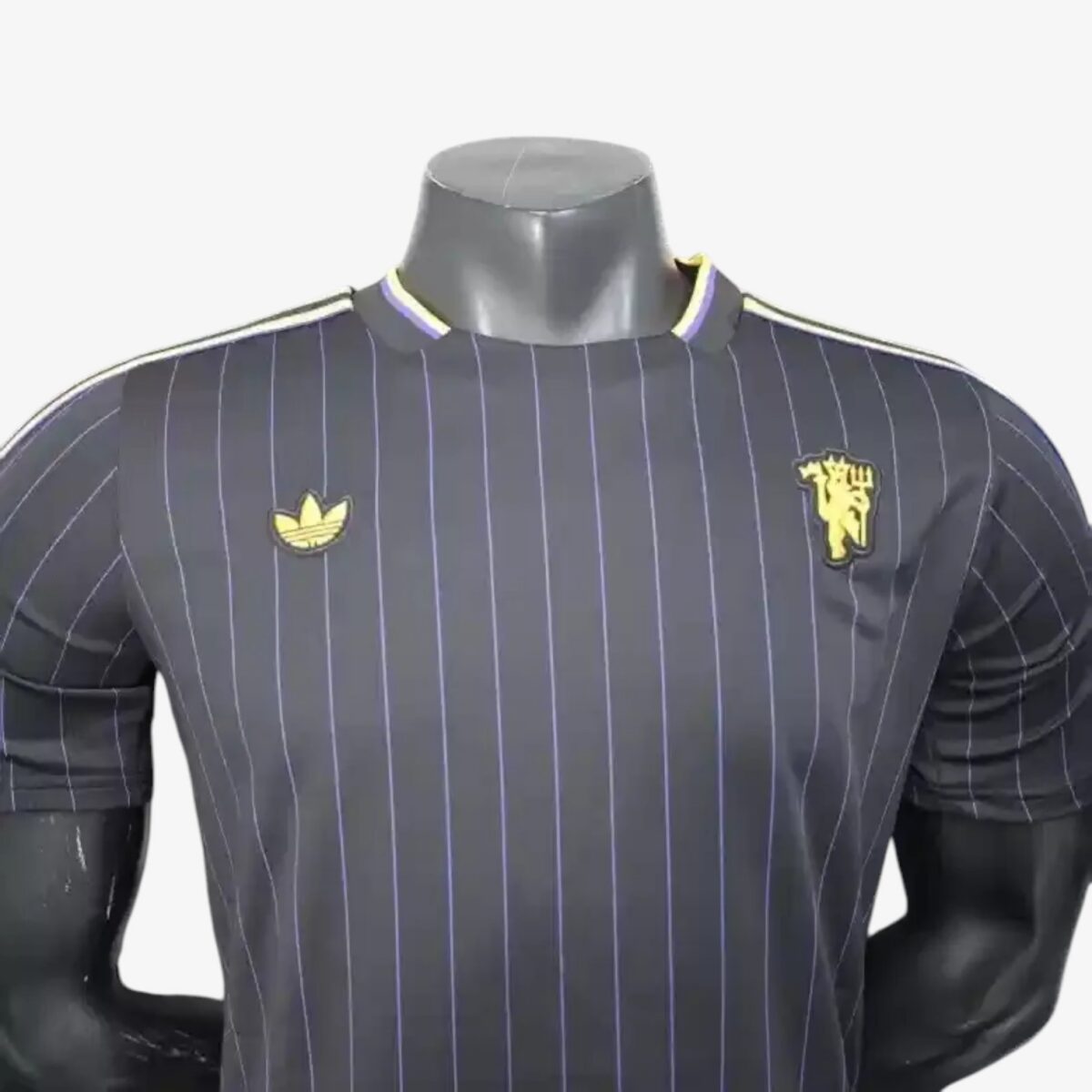 Manchester United Black Retro Model Training jersey 2025/26 - Image 3